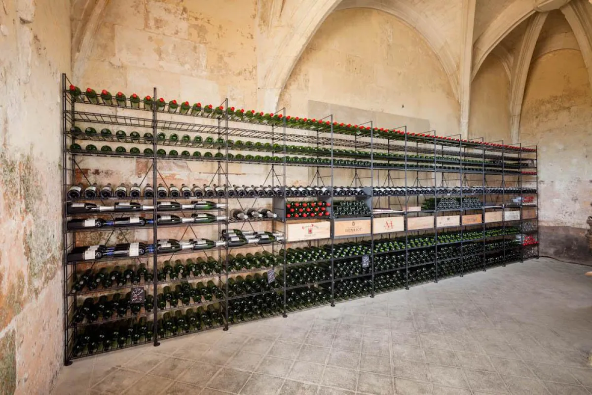 Weinregal-System in 220 cm Höhe und 756 cm Breite