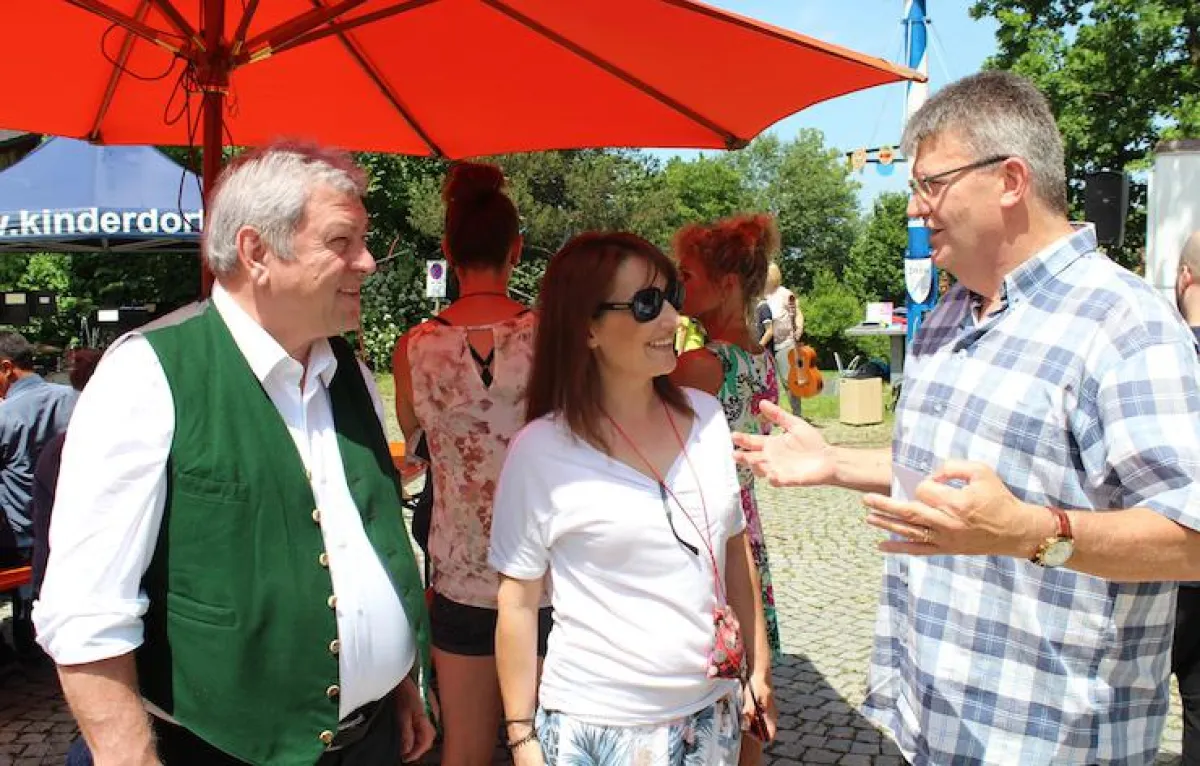 Bürgermeister Schönauer (li.) begrüßte den Gast aus Griechenland mit Dorfleiter Hodbod (re.).