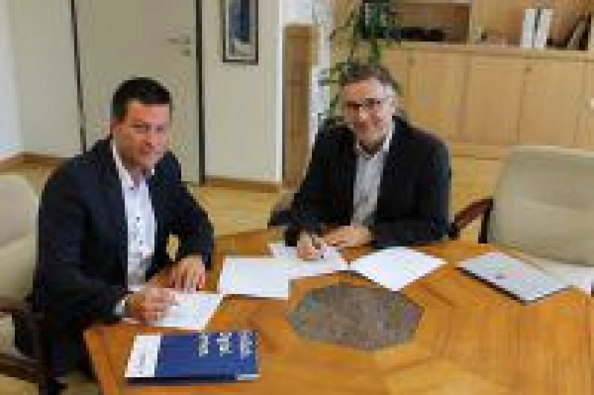 Thomas Jordans und Schulleiter Dr. Uwe Bettscheider unterschreiben den Kooperationsvertrag