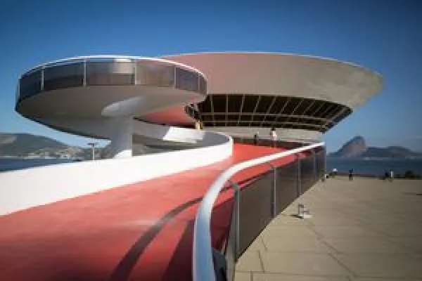Bild: Von Oscar Niemeyer bis Herzog & de Meuron – a-tour präsentiert exklusive Reisen zu Architekturhighlights