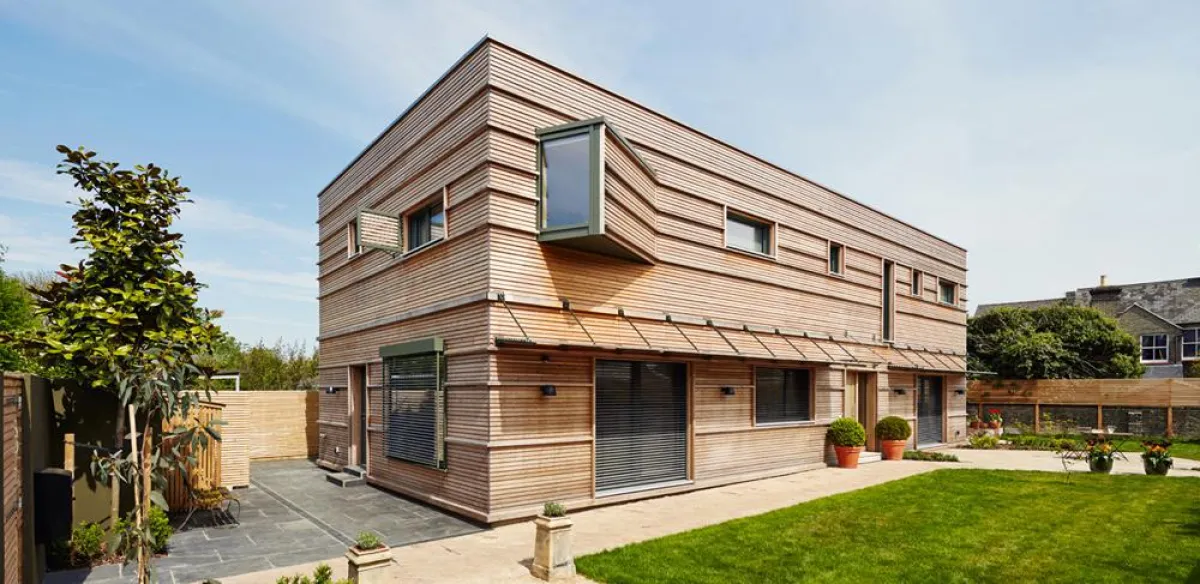 Das natürlich-moderne Design des Holzhaus-Experten Baufritz fügt sich optimal in das Umfeld ein