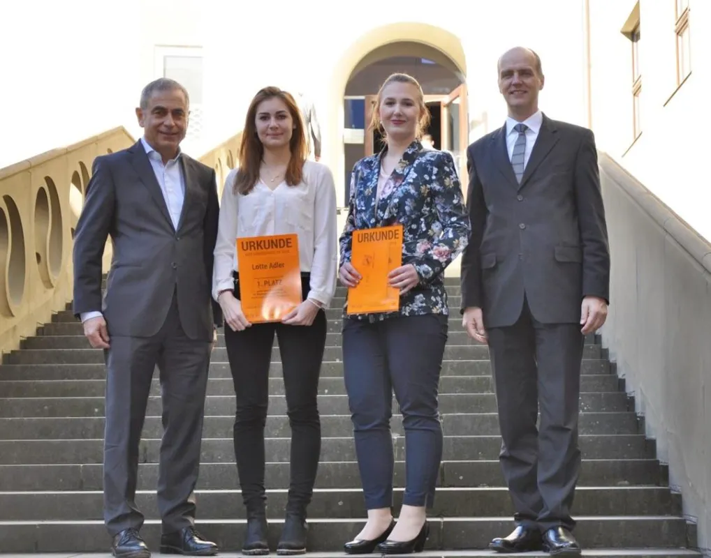 Von links: Dr. J. Söllner, L. Adler, C. Dotterweich und Prof. Dr. Robert Grebner (Präsident FHWS)