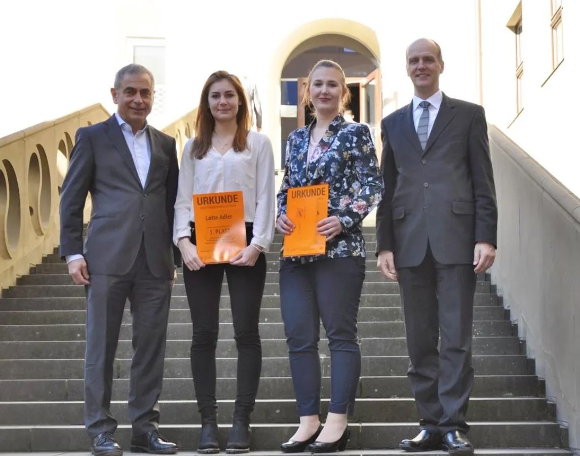 Von links: Dr. J. Söllner, L. Adler, C. Dotterweich und Prof. Dr. Robert Grebner (Präsident FHWS)