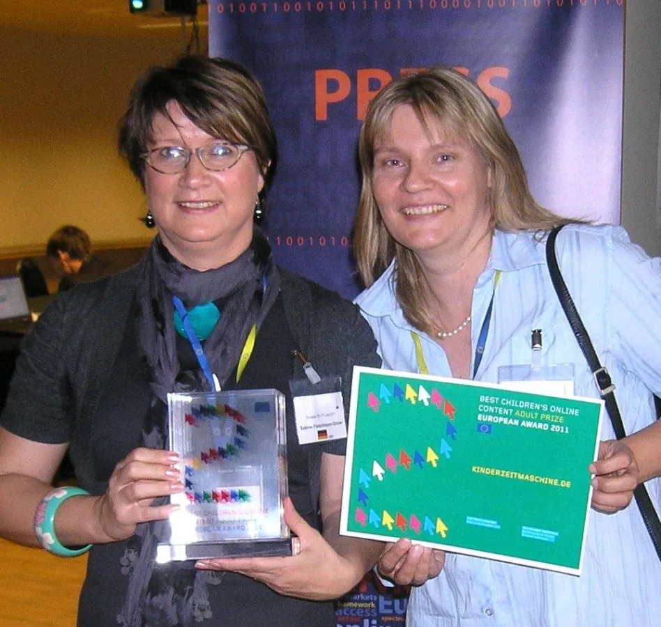 Sabine Gruler und Kirsten Wagner mit der Trophäe des KinderOnlinePreises