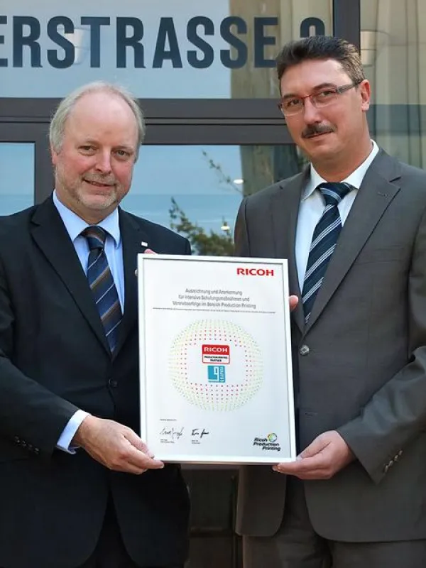 Uwe Jungk, CEO Ricoh Deutschland (links), Peter Daunke, Vertriebsleiter und strategischer Manager Digitaldruck NOTHNAGEL-Grupp