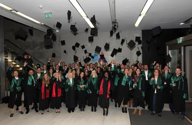 Bild: FOM Absolventen: Erleichtert und voller Erwartungen