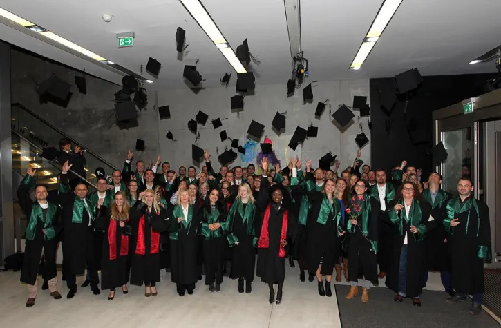 FOM Absolventen: Erleichtert und voller Erwartungen Bild: FOM Absolventen: Erleichtert und voller Erwartungen