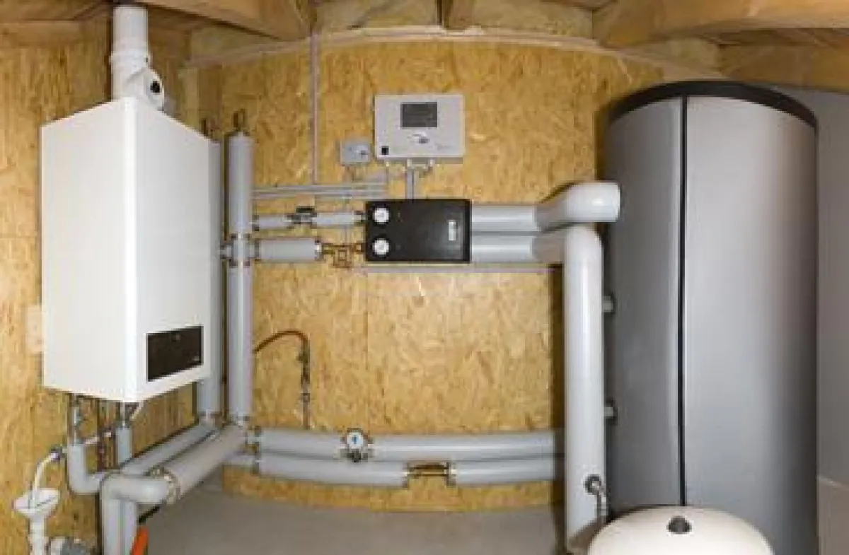 Effiziente Brennwertgeräteauslastung (Lastabfuhr) durch Einsatz eines Pufferspeichers ohne Trinkwas-sererwärmung im Dachgeschoss eines Bürogebäudes.