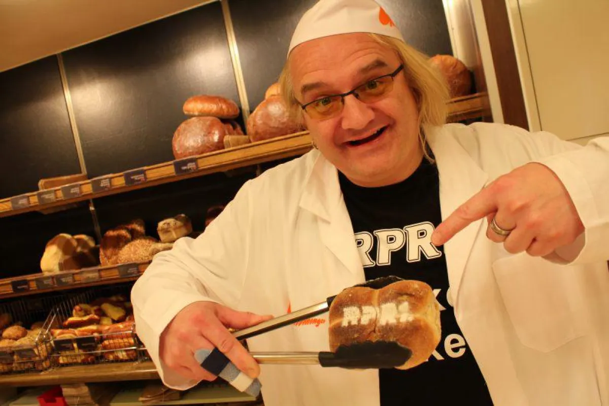 Der Rocker beim Brötchenverkauf