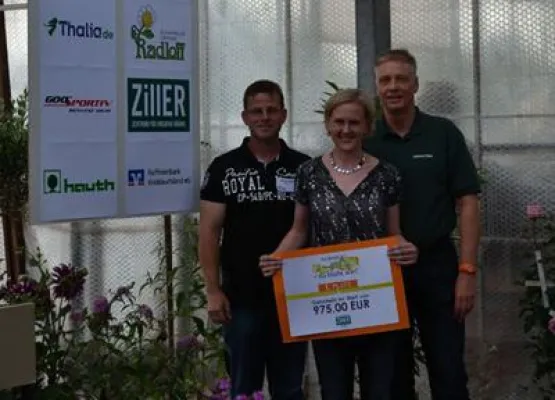 Bild: Ziller – Zentrum für kreative Räume sponsert Gartenbank in Höhe von 1000 Euro