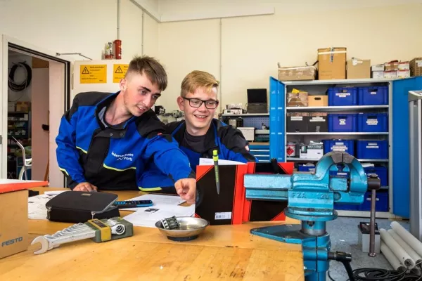 Bild: Azubis setzen Anker bei Niedersachsen Ports