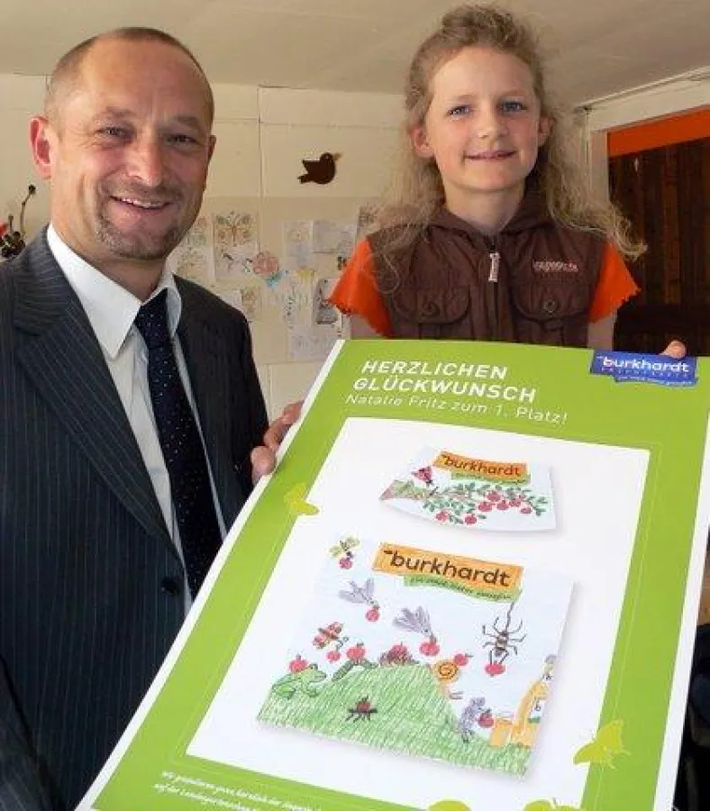 Natalie Fritz mit Dieter Burkhardt von Burkhardt Fruchtsäfte bei der Gewinnübergabe auf der Landesgartenschau. Foto: up