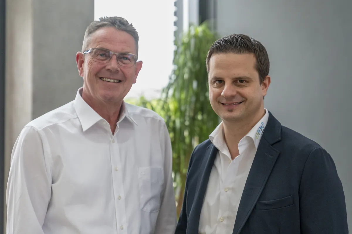 Versorgen Hausbesitzer mit günstigem Solarstrom (v. l.): Thomas Rottenanger, Reiner Stauss (© Thomas Preuhs Holding GmbH / Jonas Pfeiffer)