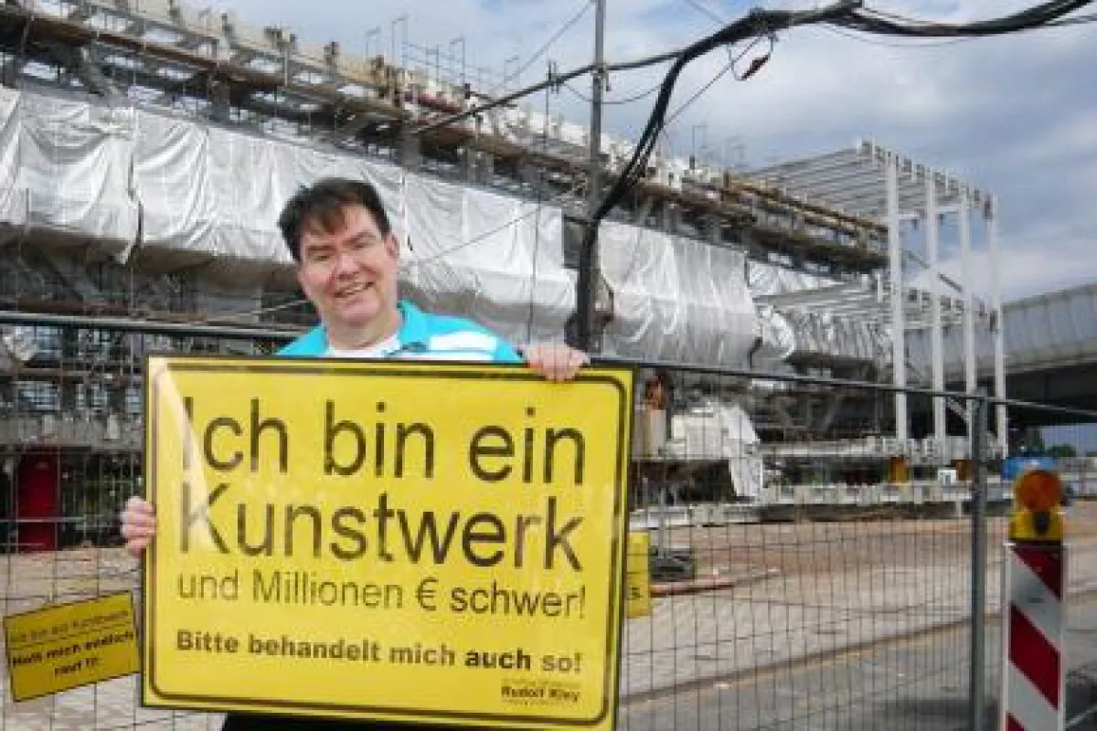 Rudolf Kley vor dem millionenschweren Kunstwerk, dem Anbau des Museum Küppersmühle