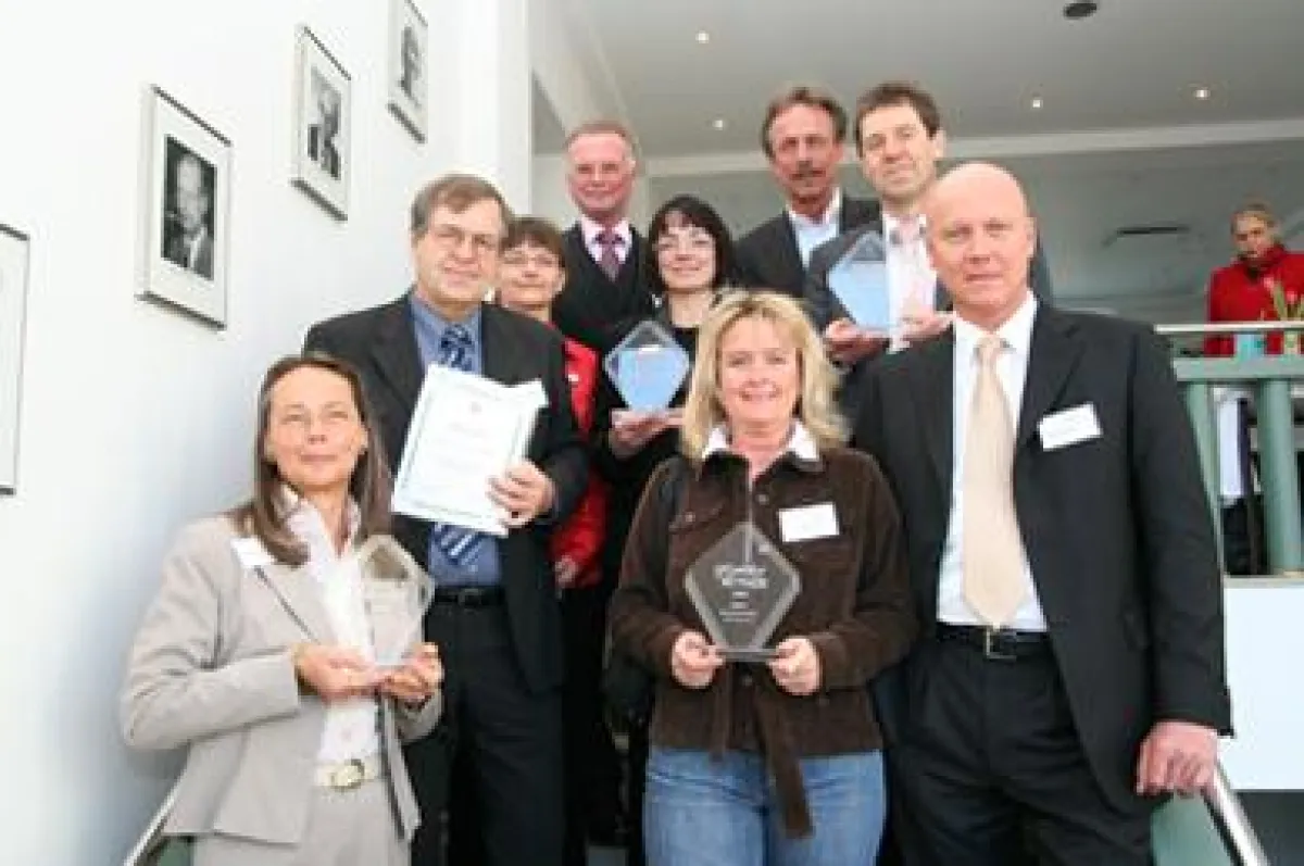 Über das Gütesiegel ?Gesunder Betrieb 2009? freuen sich (vorn v.li.) Marliesund Wolfram Greifenberg (Software-Vertrieb Damp), Petra Luhn und Jörg Bonkowski (Mebo Sicherheit, Bad Segeberg), Silke Gerol