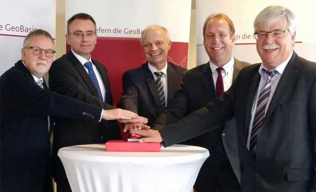 Eine Datenbank für alle 5,8 Millionen Grundstücke in Rheinland-Pfalz Bild: Eine Datenbank für alle 5,8 Millionen Grundstücke in Rheinland-Pfalz