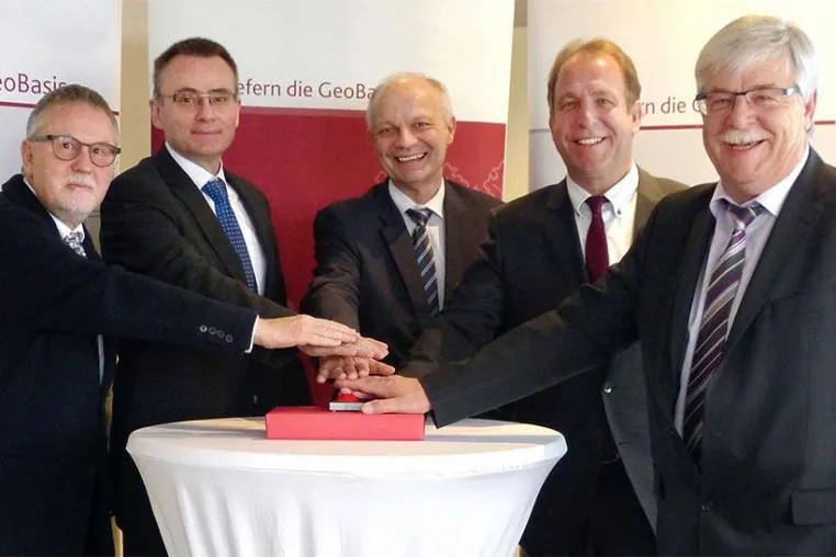 Eine Datenbank für alle 5,8 Millionen Grundstücke in Rheinland-Pfalz Bild: Eine Datenbank für alle 5,8 Millionen Grundstücke in Rheinland-Pfalz