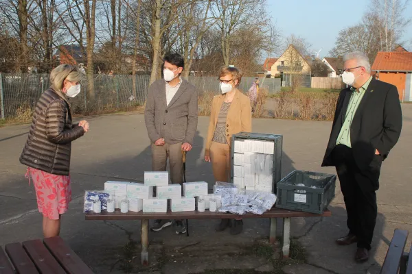 Unternehmer-Ehepaar spendet 2000 Schutzmasken für die Grundschule Algermissen Bild: Unternehmer-Ehepaar spendet 2000 Schutzmasken für die Grundschule Algermissen