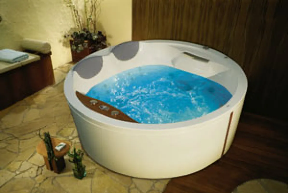 Wichtig ist das Design: Neben traditionellen Formen gibt es auch freistehende Rund- und Ovalwannen, hier das Modell Bora Bora. (Foto: Victory Spa)