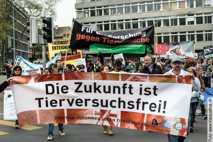 Bild: 400 Personen demonstrieren in Zürich gegen Tierversuche