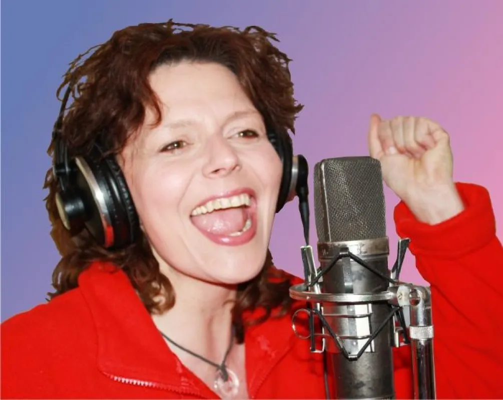 90-GRAD-Sängerin im Studio