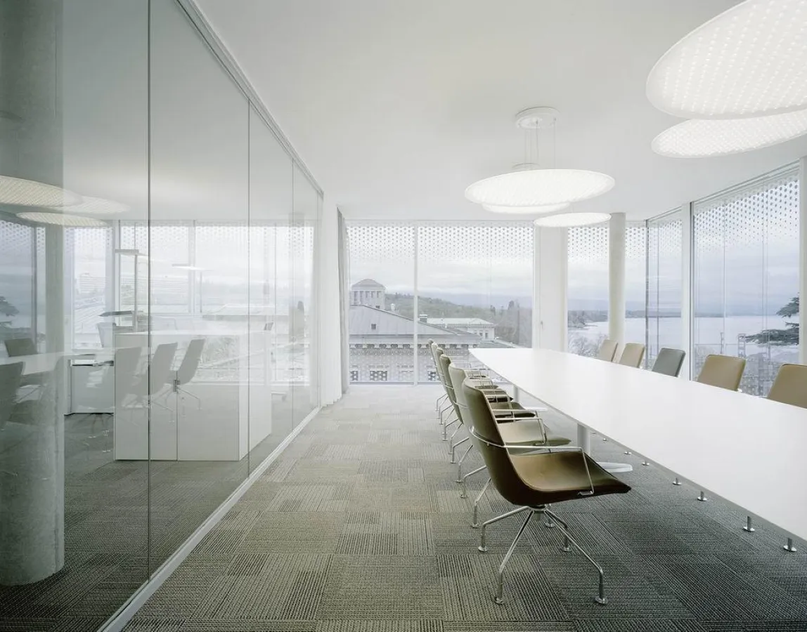 Das raumhohe Ganzglassystem 3400 von Strähle schafft Transparenz. Foto: Brigida González