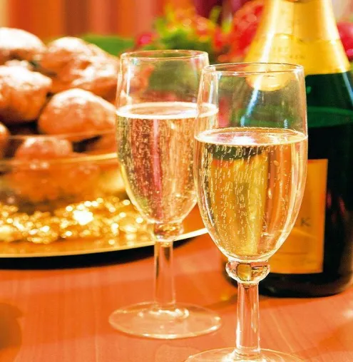 Bild: Prickelndes Extra mit Landal - Kalter Sekt und ofenfrische Brötchen zum Weltfrauentag am 8. März 2009