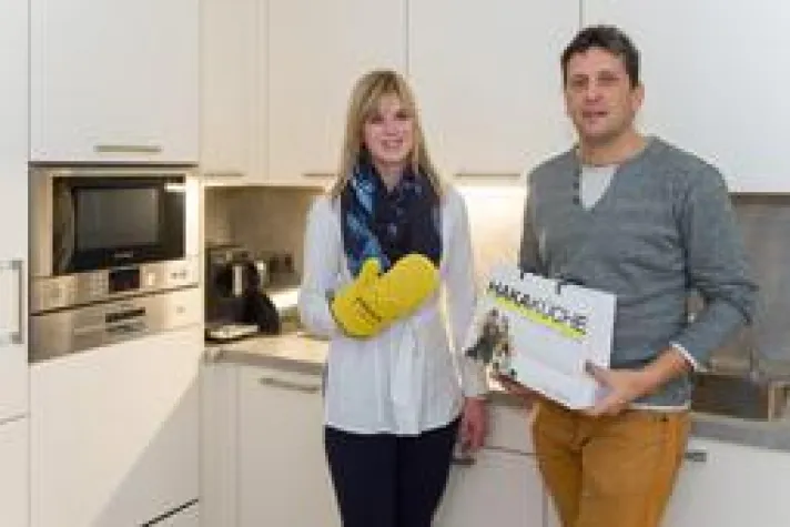 Bild: Felix freut sich über neue Küche