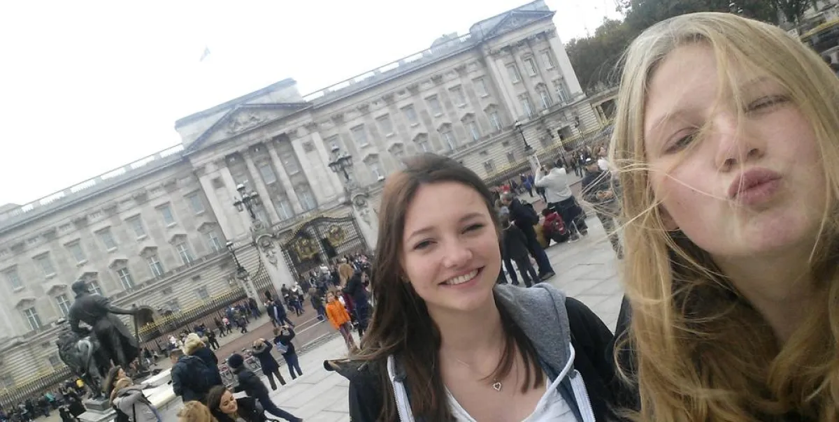 Schüleraustausch: Stipendiatin Paula vor dem Buckingham Palast in London (Foto: Stiftung Völkerverst