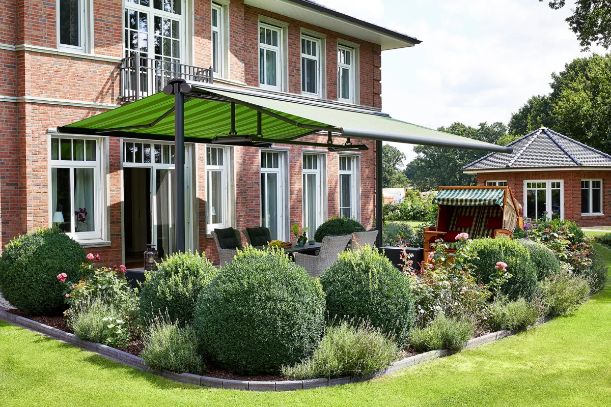 Markisenspezialist markilux bietet neben klassischen Gelenkarmmarkisen auch freistehende Markisen an (© markilux)