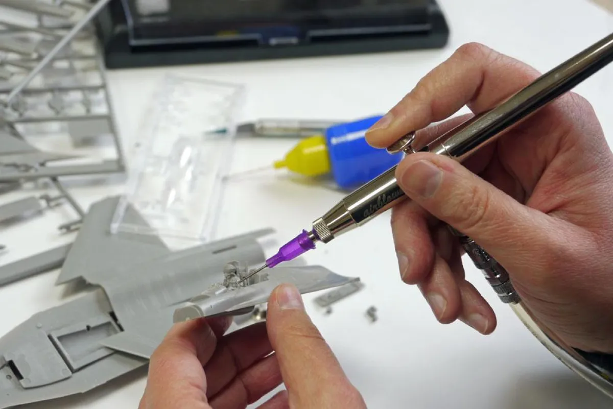 Die Airblower Micro-Ausblaspistole von Harder & Steenbeck entfernt gezielt lose Verschmutzungen aus kleinsten Bereichen.