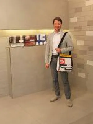 Bild: Fliesenhändler Schmidt-Rudersdorf macht aus alten Werbebannern praktische Taschen