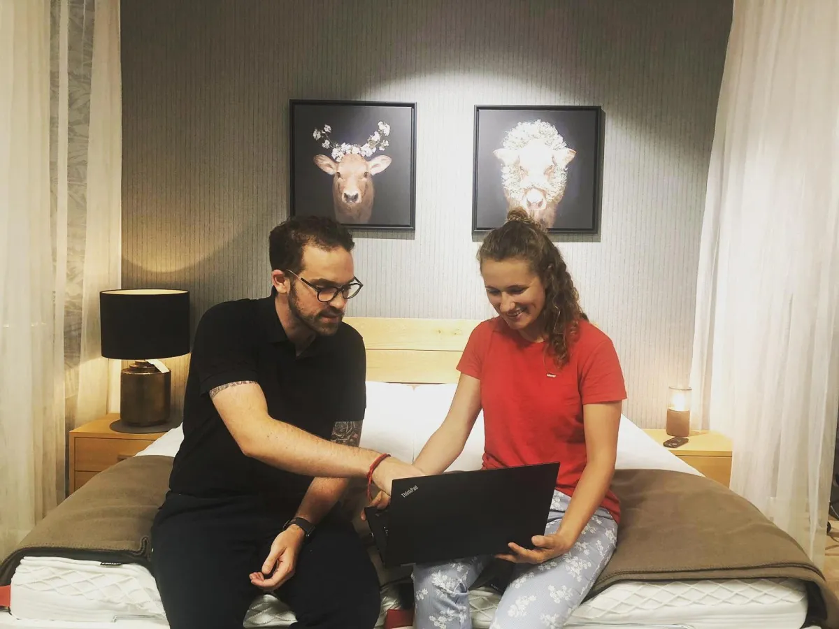 André Alesi und Janina Hettich bei der Besprechung einer Schlafanalyse.