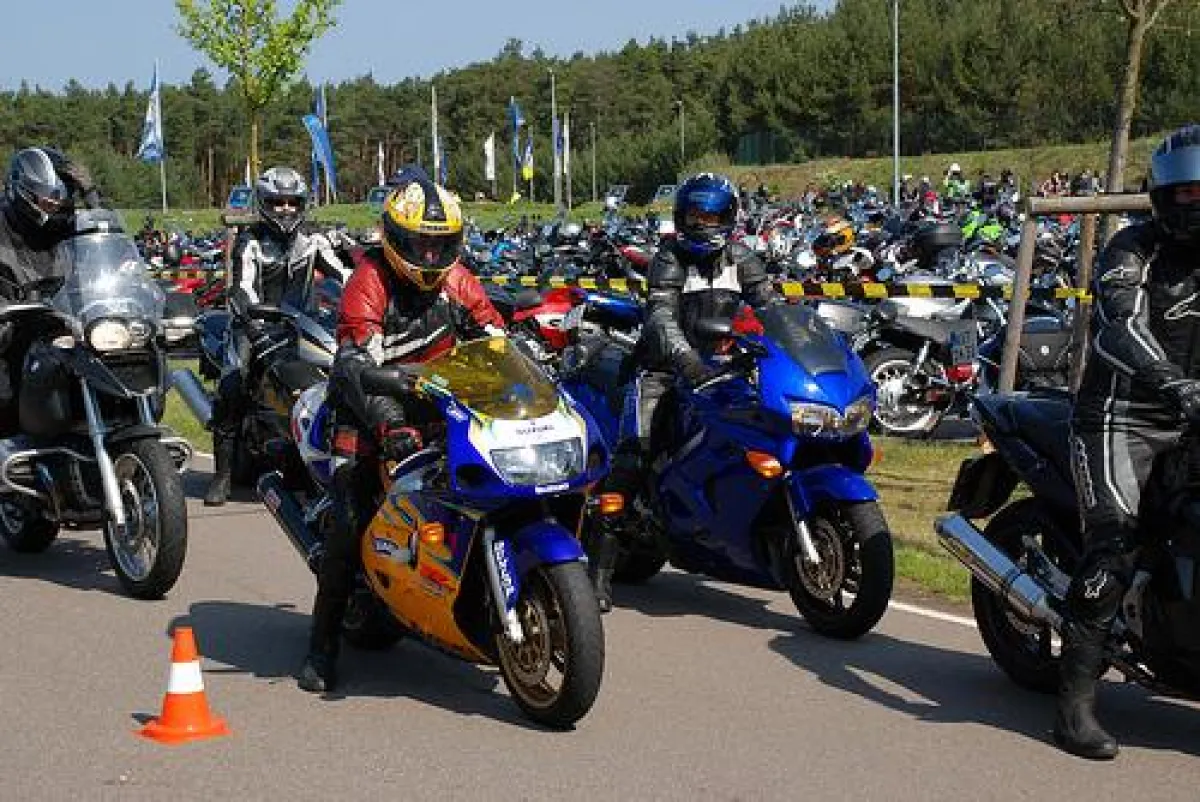 Tausende Biker eröffnen beim StartUp Day in Linthe die Motorrad-Saison und trainieren Fahrsicherheit
