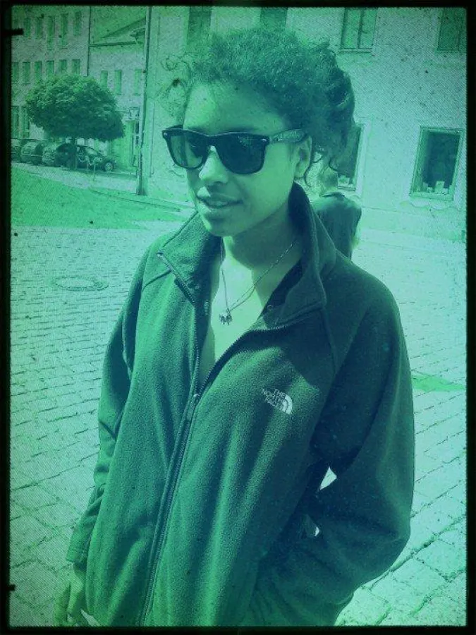 Starmodel Astou Maraszto bei Fashionweek Berlin backstage