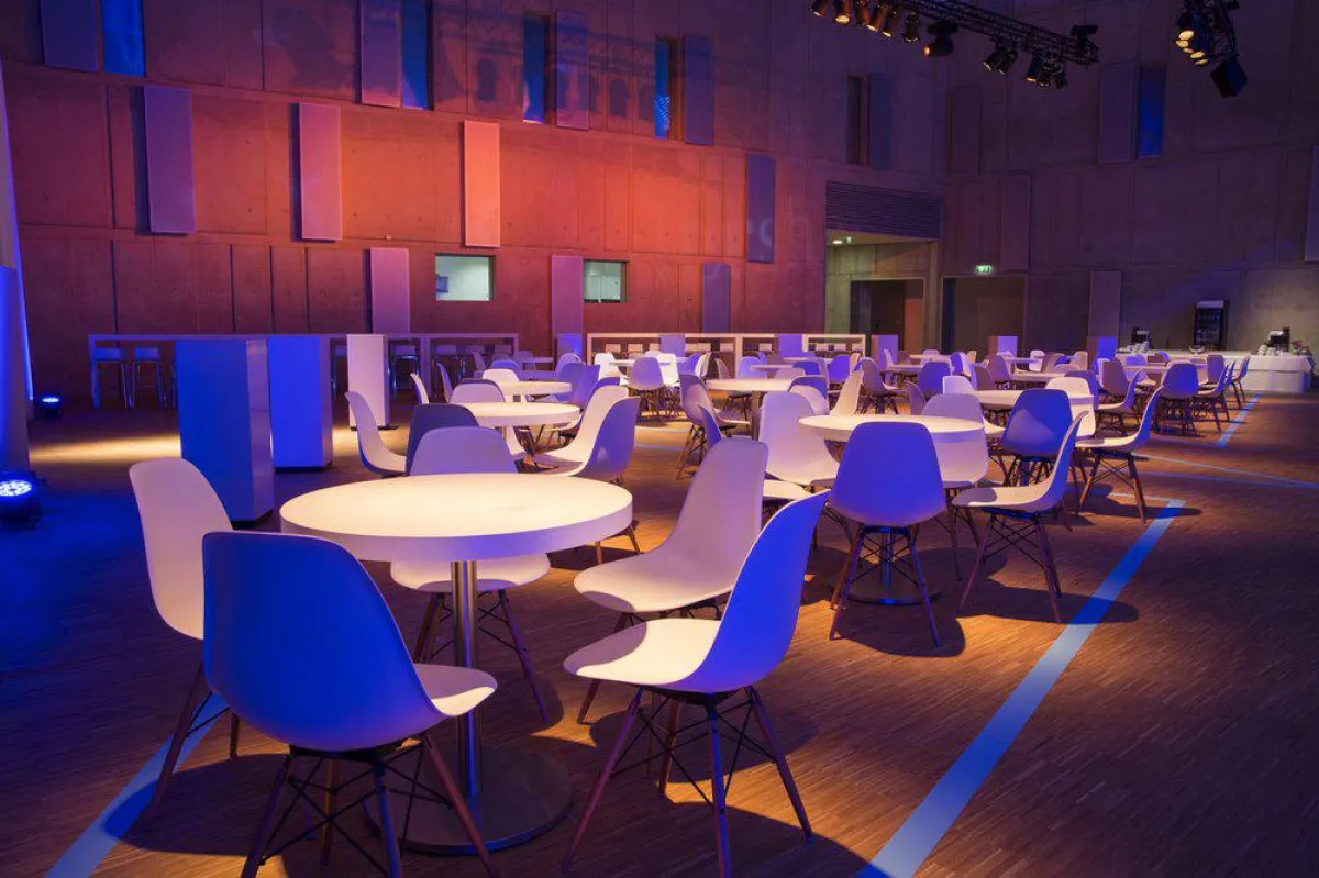 Die weißen Designmöbel kommen dank das Lichtkonzeptes in der Carl Benz Arena besonders zur Geltung