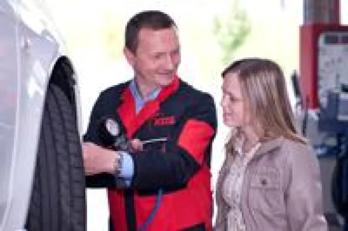 Bild: Reifenwechsel beim Fachmann sorgt für ein Mehr an Sicherheit