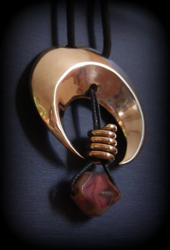Massive Bronze, Stein und Leder