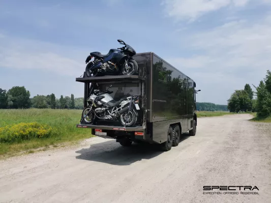 Bild: Offroad Reisemobil & Caravan – SPECTRA EXPEDITION stellt ihren neuen Motorrad Doppelstock Hecklift vor