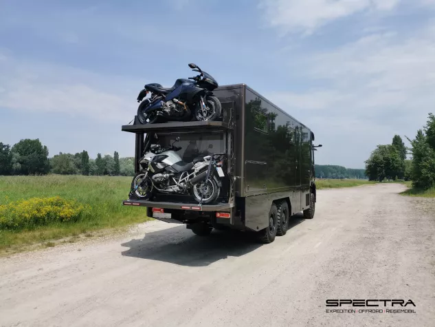 Offroad Reisemobil & Caravan – SPECTRA EXPEDITION stellt ihren neuen Motorrad Doppelstock Hecklift vor Bild: Offroad Reisemobil & Caravan – SPECTRA EXPEDITION stellt ihren neuen Motorrad Doppelstock Hecklift vor