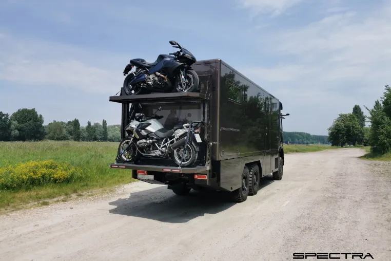Bild: Offroad Reisemobil & Caravan – SPECTRA EXPEDITION stellt ihren neuen Motorrad Doppelstock Hecklift vor
