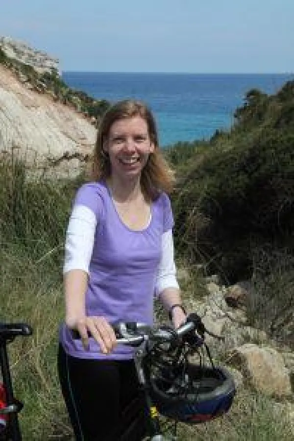 BU: Radfahrerin, Foto: Wikinger Reisen. Abdruck honorarfrei, bitte nur mit Quellenangabe. Foto senden wir gern in hoher Auflösung zu. Bitte per Mail bei der Pressestelle anfordern.