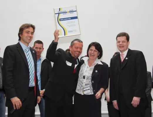 Bild: Hotel Dolce Vita in Bodenmais erhält den HolidayCheck Award für die Saison 2008
