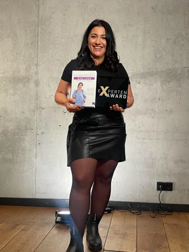 Ajla Crnalic gewinnt den Experten Award in Hamburg: Eine Pionierin der Pflege revolutioniert die Branche Bild: Ajla Crnalic gewinnt den Experten Award in Hamburg: Eine Pionierin der Pflege revolutioniert die Branche