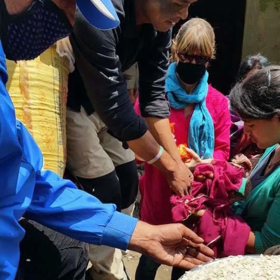 Kerstin Prothmann bei der Verteilung von Kleidung und Reis im Distrikt Sindhupalchok