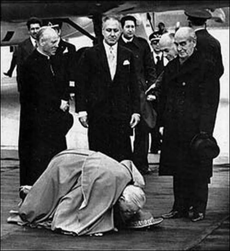 Foto: Papst Johannes Paul II. küsst bei seinem Türkeibesuch 1979 am Flughafen von Ankara den Boden des \