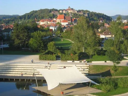 Bild: Neue Ufer: Das ehemalige Landesgartenschaugelände der oberfränkischen Stadt Kronach wird zum Familienpark