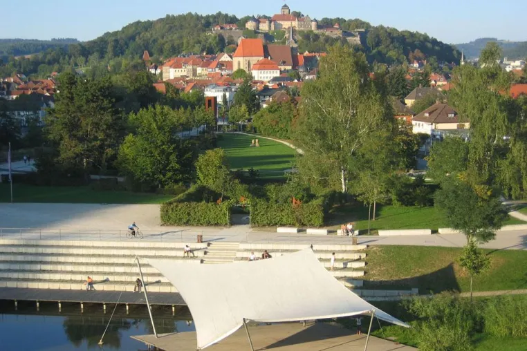 Bild: Neue Ufer: Das ehemalige Landesgartenschaugelände der oberfränkischen Stadt Kronach wird zum Familienpark