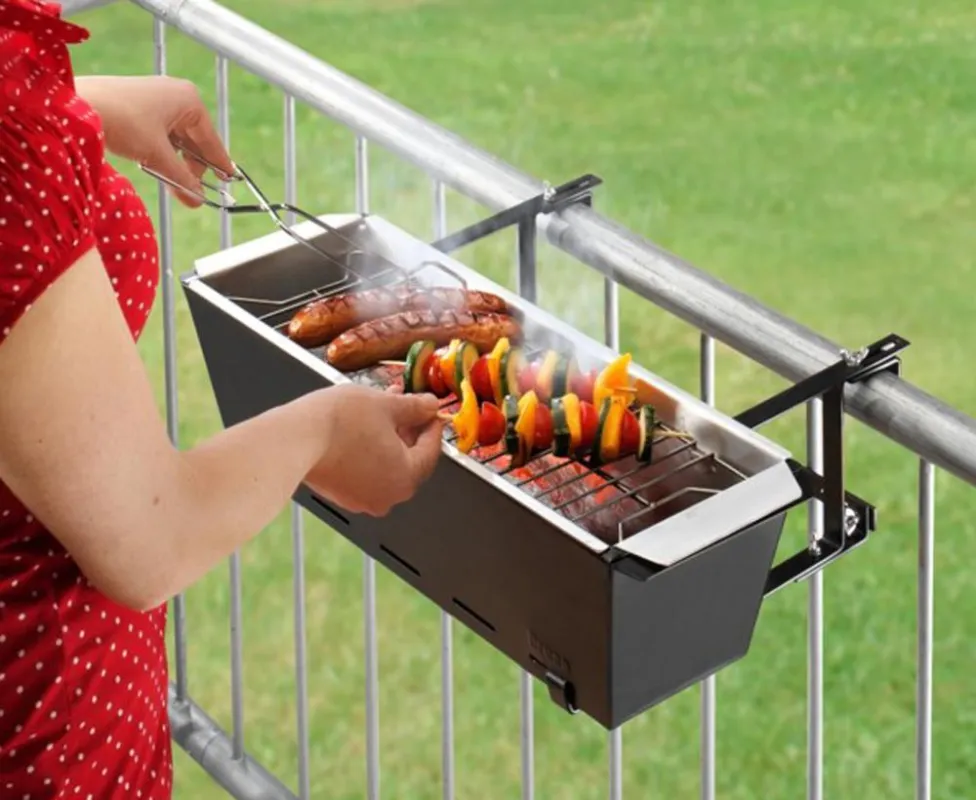 Wer auf dem Balkon grillt, sollte an die Nachbarn denken und übermäßigen Qualm vermeiden. Foto: gusto products & services GmbH
