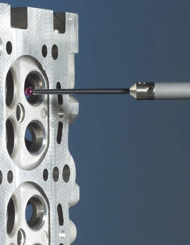 Taststift in einem Werkstück (Motorblock) Foto: Carl Zeiss 3D Automation